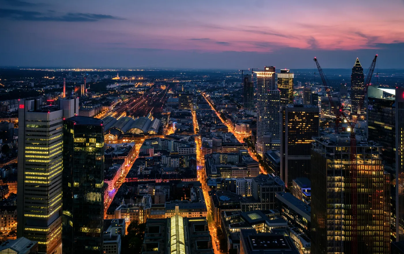 Frankfurter Skyline bei Nacht, Zauberer Felix Gauger in Frankfurt am Main