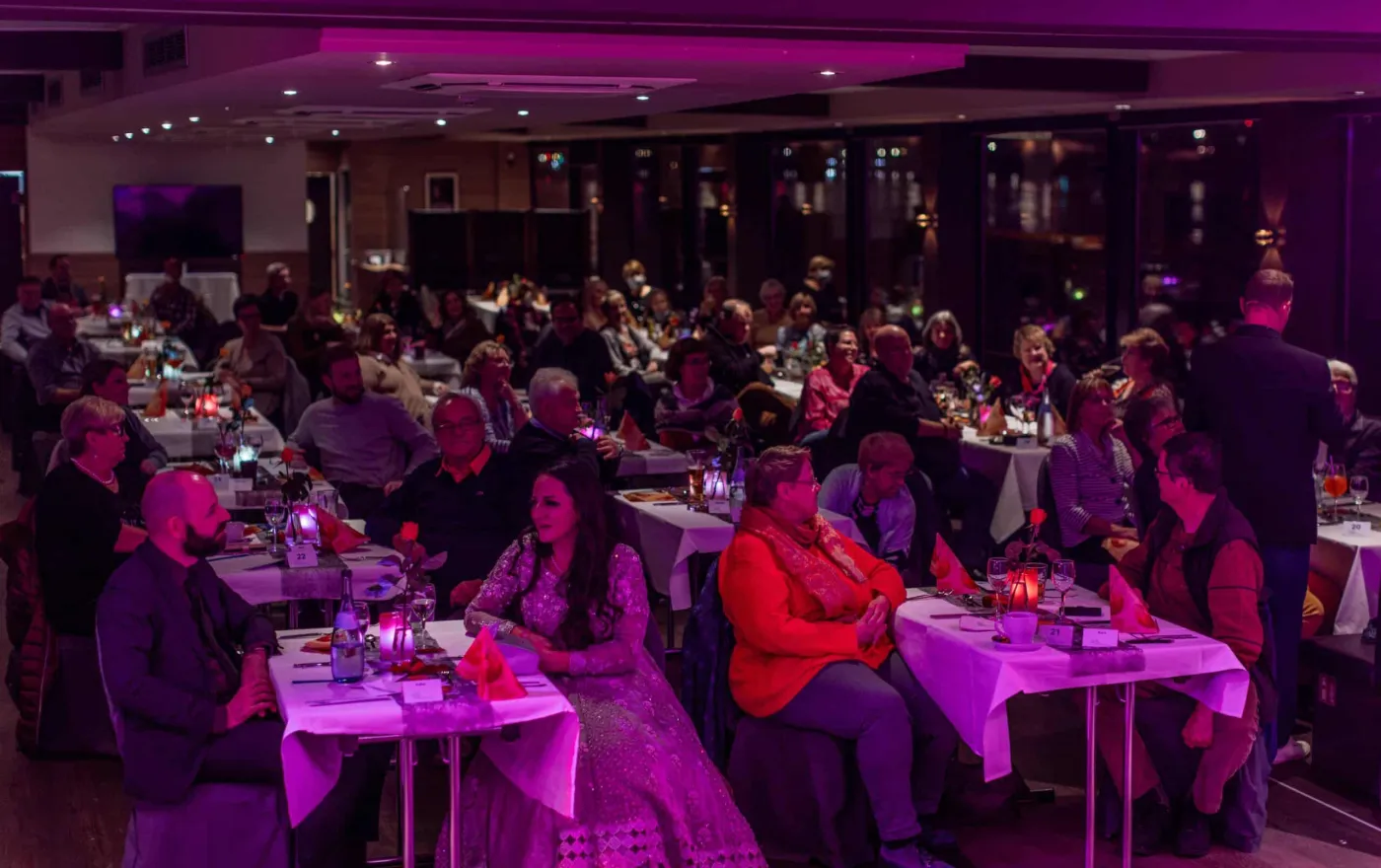 Dinnershow auf einem Flussschiff in Frankfurt, Zauberer Felix Gauger unterhält die Gäste